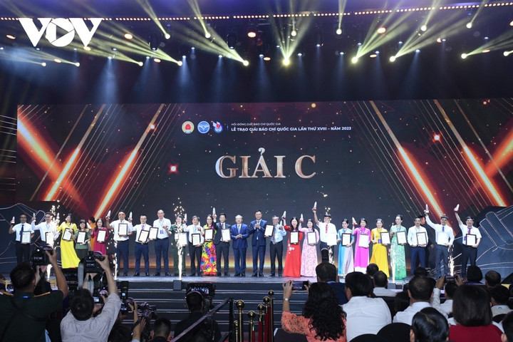 Tổng Giám đốc Đài Tiếng nói Việt Nam Đỗ Tiến Sỹ và Tổng Giám đốc Đài Truyền hình Việt Nam Lê Ngọc Quang cùng trao giải cho các tác giả đoạt giải C.