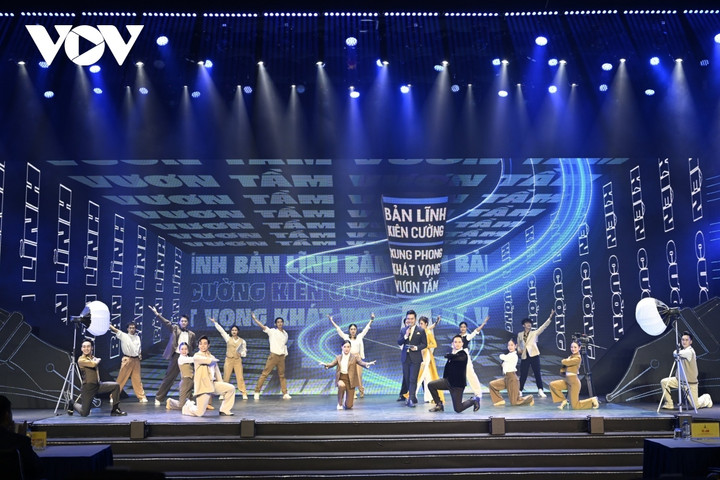 Màn trình diễn văn nghệ sôi động trước lễ trao giải.