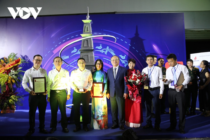 Đại diện các tác giả đoạt Giải Báo chí Quốc gia năm 2023 chụp ảnh cùng Tổng Giám đốc Đài TNVN Đỗ Tiến Sỹ (người thứ 5 từ trái sang).