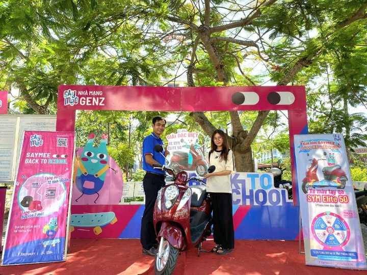 Đại diện Saymee trao giải cho khách hàng Thái Ngọc Hân, Sinh viên trường Đại học Cần Thơ, trúng thưởng xe SYM Elite 50 trong kỳ quay tuần 10.