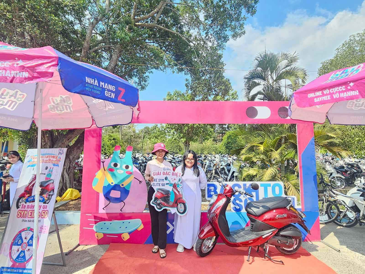 Đại diện Saymee trao giải cho khách hàng Trần Kim Quyên ở huyện Châu Phú, tỉnh An Giang, trúng thưởng xe SYM Elite 50 trong kỳ quay tuần 2.