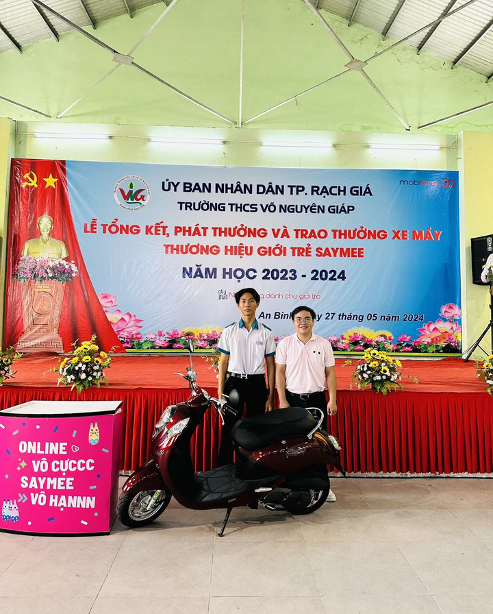 Đại diện Saymee trao giải cho khách hàng Trần Minh Hiếu ở huyện Châu Thành, tỉnh Kiên Giang, trúng thưởng xe SYM Elite 50 trong kỳ quay tuần 3.