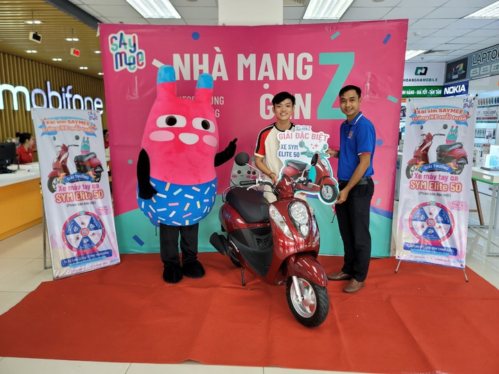 Đại diện Saymee trao giải cho khách hàng Nguyễn Trần Trọng Phẩm, hiện là sinh viên năm thứ 3 của trường Đại học Nam Cần Thơ ở quận Ninh Kiều, TP Cần Thơ, trúng thưởng xe SYM Elite 50 trong kỳ quay tuần 4.