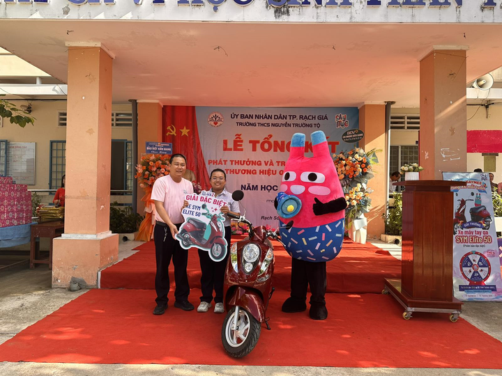 Đại diện Saymee trao giải cho khách hàng Nguyễn Phan Cát Tường ở TP. Rạch Giá, tỉnh Kiên Giang, trúng thưởng xe SYM Elite 50 trong kỳ quay tuần 5.