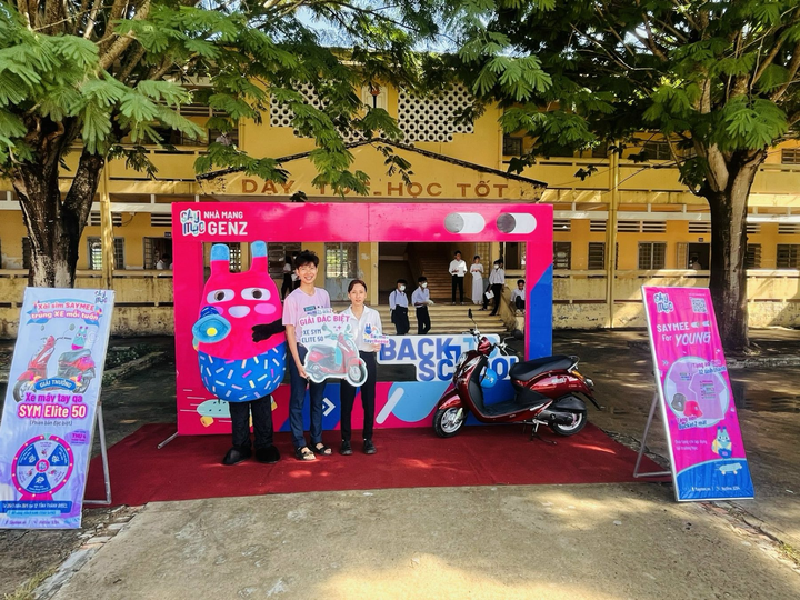 Đại diện Saymee trao giải cho khách hàng Bùi Thị Trúc Quỳnh ở huyện Giồng Riềng, tỉnh Kiên Giang, trúng thưởng xe SYM Elite 50 trong kỳ quay tuần 8.