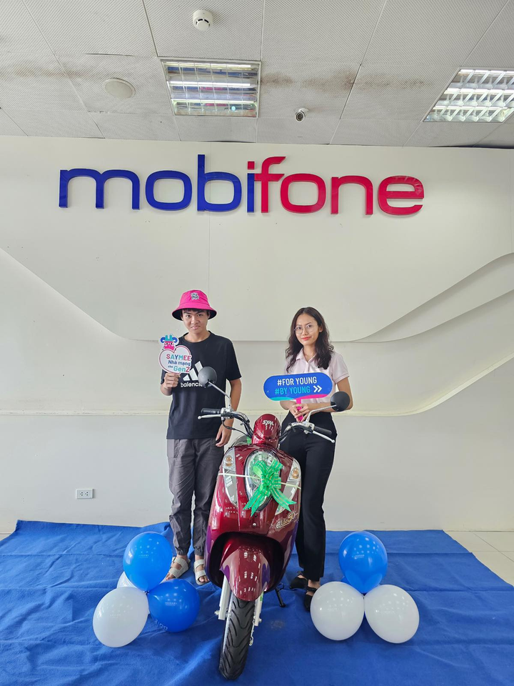 Đại diện Saymee trao giải cho khách hàng Lê Quốc Nam ở huyện Thoại Sơn, tỉnh An Giang, trúng thưởng xe SYM Elite 50 trong kỳ quay tuần 9.