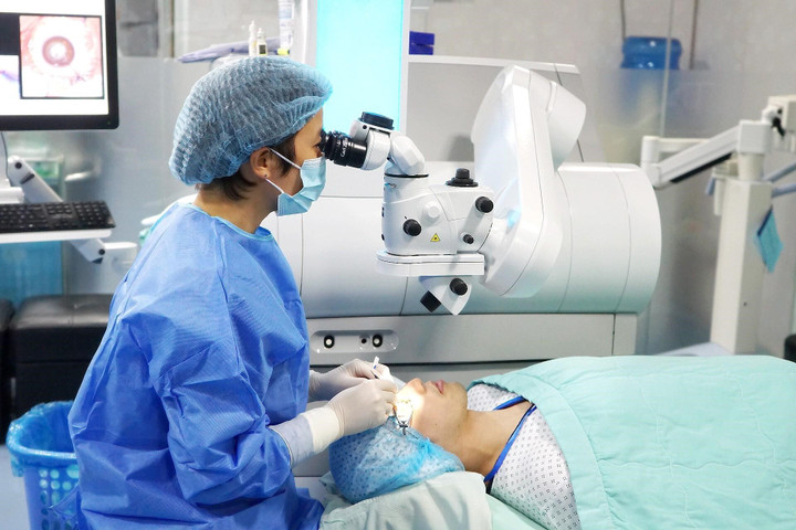 ThS.BS Đặng Thị Như Quỳnh trong quá trình phẫu thuật khúc xạ cho bệnh nhân bằng phương pháp Smile Pro DND.