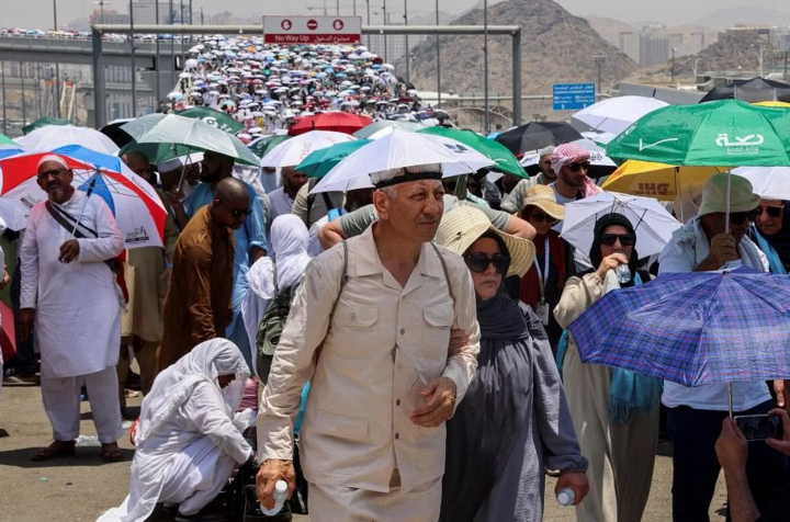 Những người hành hương Hồi giáo cầm ô đi bộ dưới nắng nóng, trong dịp lễ Hajj ở Ả Rập Xê-út, ngày 17/6. (Ảnh: Reuters)