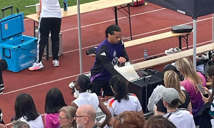 Tiền đạo Leroy Sane làm nóng giày trước trận gặp Hungary.