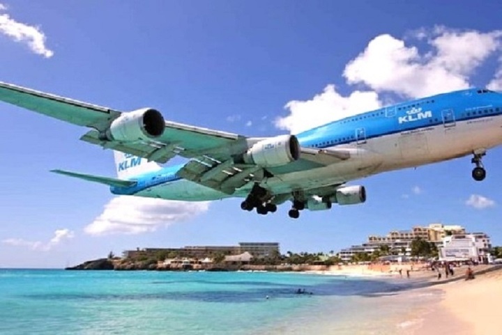 Cảnh biển đẹp như tranh vẽ tại sân bay Princess Juliana khi hạ cánh.