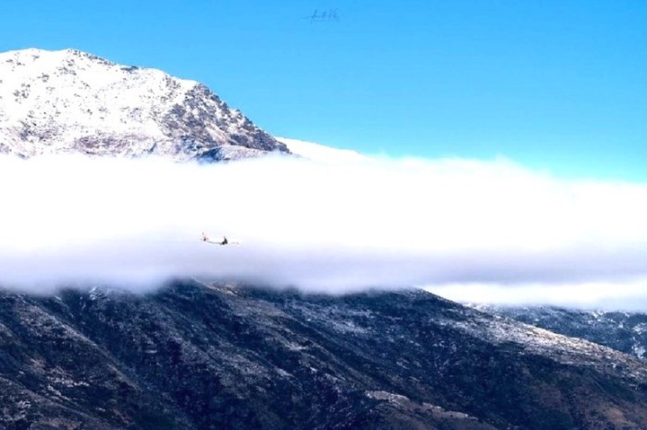 Chiếc máy bay trở nên bé nhỏ khi bay qua dãy núi Southern Alps.