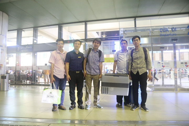 Thận sau khi lấy ra được đưa vào thùng bảo quản theo đúng quy trình và được di chuyển ra sân bay. (Ảnh: BVCC)