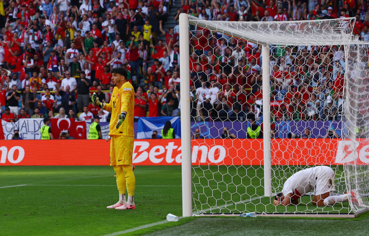 Celik ôm đầu suy sụp, còn thủ thành Bayindir quay ra chất vấn Akaydin. Nguồn: Reuters.