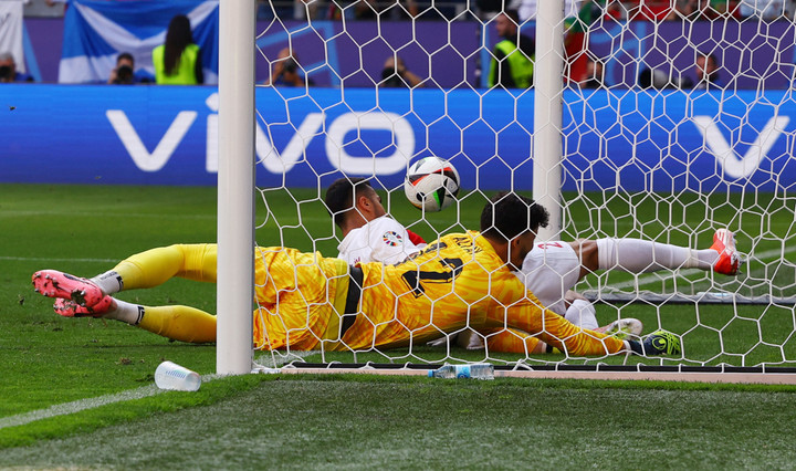 Nỗ lực bất thành của hậu vệ và thủ môn Thổ Nhĩ Kỳ. Nguồn: Reuters.