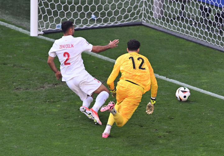 Zeki Çelik tuyệt vọng đuổi theo bóng từ đường chuyền bất cẩn của đồng đội. Nguồn: Reuters.
