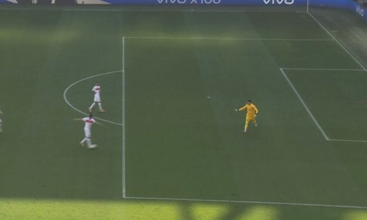 Phút 28, anh chuyền về bất cẩn, ngược hướng di chuyển của thủ thành Altay Bayindir. Nguồn: TNT Sports.