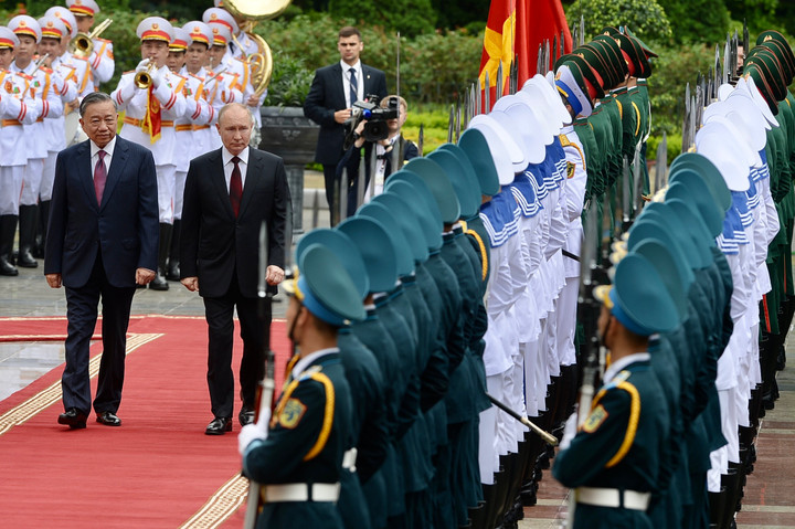 Chủ tịch nước Tô Lâm chủ trì lễ đón chính thức Tổng thống Nga Putin tại Phủ Chủ tịch.