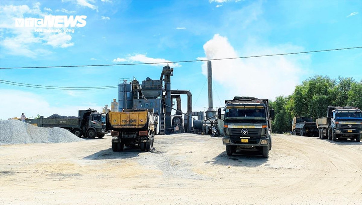 Trạm trộn bê tông hoạt động "chui" ở CCN Quế Cường.