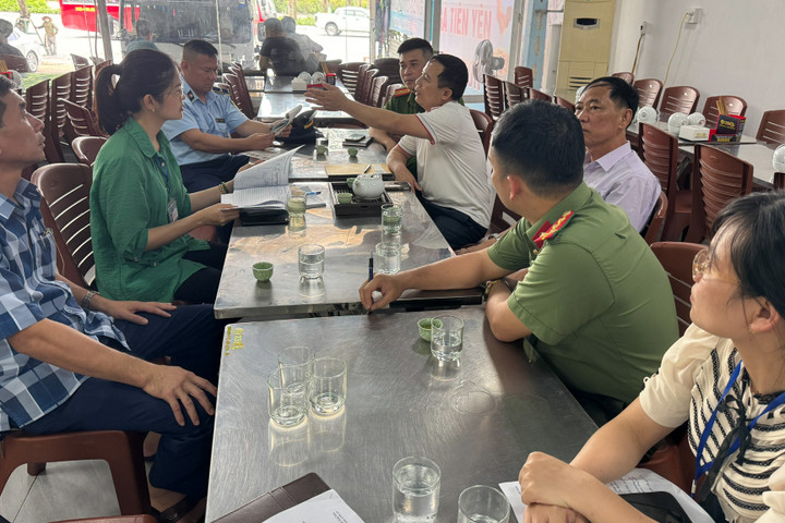 Đoàn kiểm tra liên ngành của TP Hạ Long làm việc với chủ nhà hàng. (Ảnh: Đ.X.)