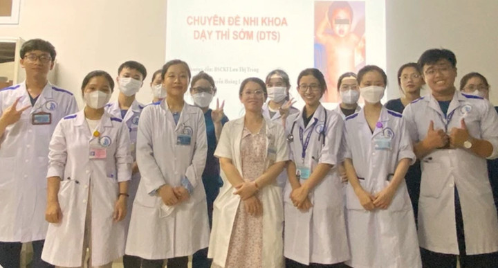 Sinh viên Trường Y Dược - Đại học Đà Nẵng trong một chương trình thực tế tốt nghiệp tại bệnh viện. (Ảnh: NT)