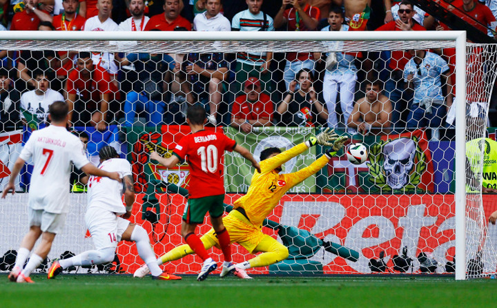 Bernardo Silva dứt điểm từ cự ly gần, thủ thành Bayindir không thể cứu thua dù đã chạm tay vào bóng. Nguồn: Reuters.