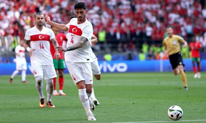 Trung vệ mang áo số 4 không quan sát trước pha băng ra của thủ thành Bayindir. Nguồn: Getty Images.