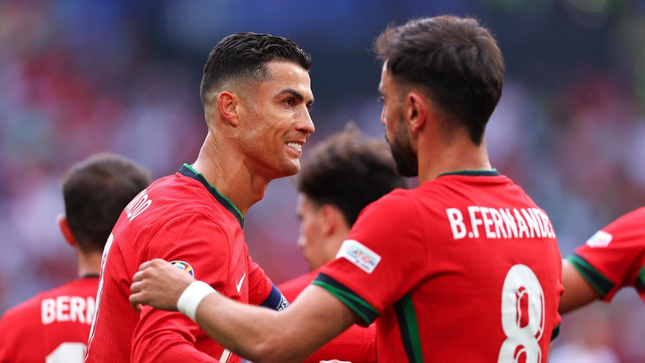 Ronaldo ăn mừng cùng Bruno Fernandes sau khi người đồng đội ghi bàn ấn định chiến thắng 3-0 trước Thổ Nhĩ Kỳ.