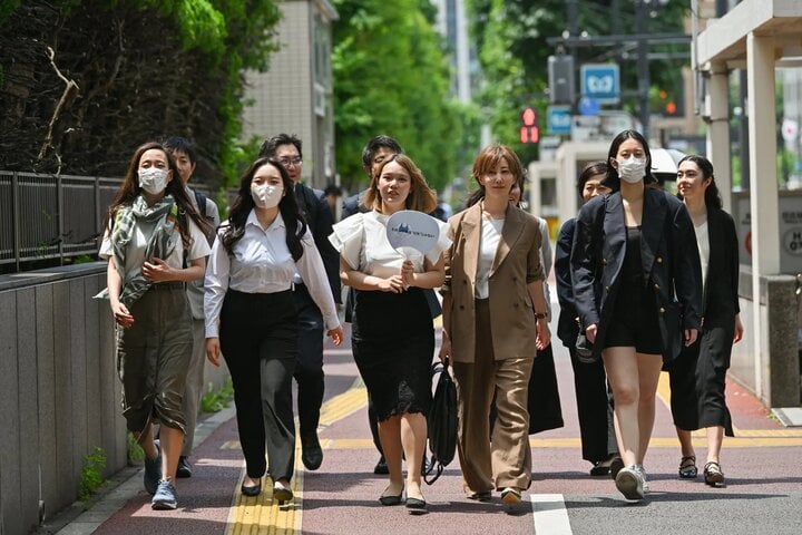 Các nguyên đơn và luật sư trên đường đến tòa án ở Tokyo. (Ảnh: NYT)