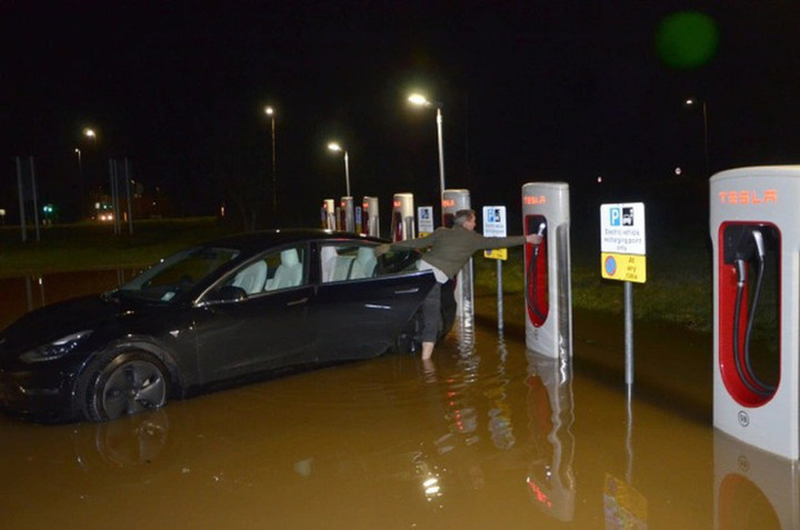 Chuyên gia khuyến cáo thiết bị dù có hiện đại, an toàn thế nào đi chăng nữa nhưng khi trời mưa, ngập thì cũng không nên sạc xe ở trạm. (Ảnh minh họa).