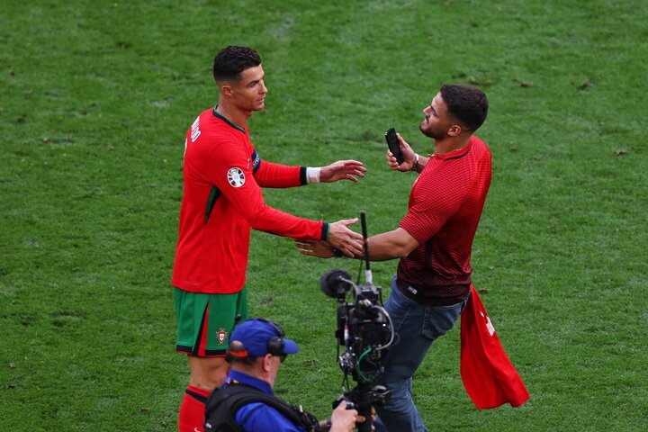 Ronaldo was unhappy when there were too many fans constantly running onto the field