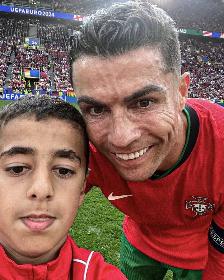 Selfie photo of a young fan.