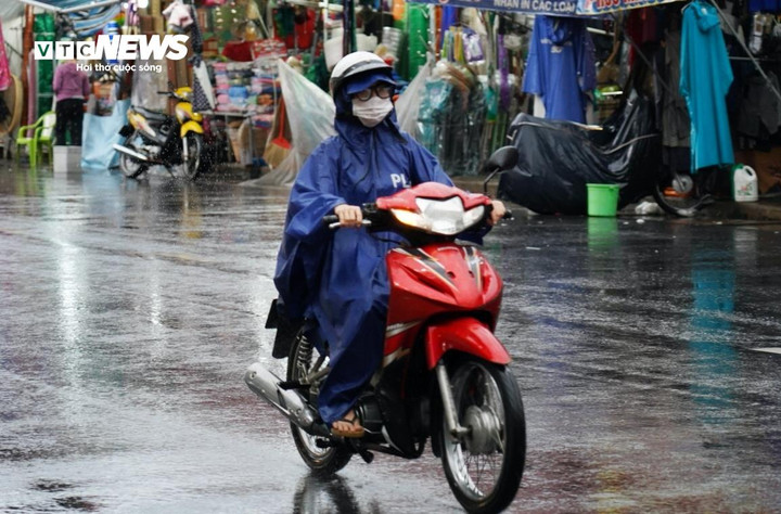 Trong 2 ngày thi tốt nghiệp THPT (ngày 27-28/6), thời tiết TP.HCM có mưa rào và dông rải rác, có nơi có mưa vừa, cục bộ có mưa to về chiều. (Ảnh minh họa)