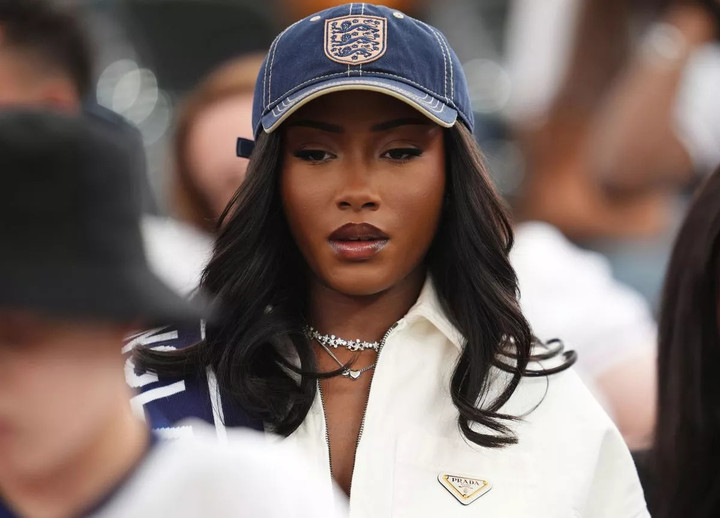 Tolami Benson đội mũ, đeo trang sức đắt tiền tới sân theo dõi Bukayo Saka và tuyển Anh thi đấu. Việc đầu tư trang điểm, làm tóc chỉn chu giúp bạn gái Saka nhận được nhiều lời khen về nhan sắc.