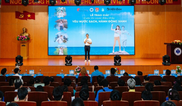 Ông Trương Văn Toàn - Giám đốc Pháp lý và Đối ngoại khu vực Đông Nam Á phát biểu tại lễ trao giải cuộc thi cover điệu nhảy “Yêu nước sạch, hành động xanh”.