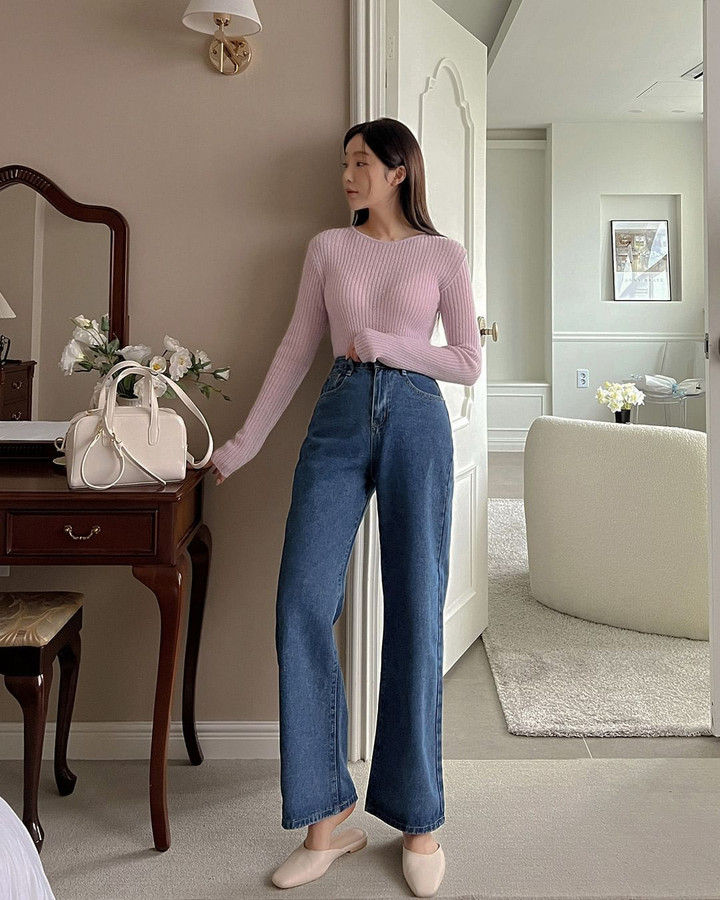 Quần jeans ống rộng là trang phục quen thuộc trong tủ đồ của mọi cô gái.