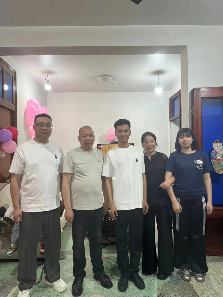 Zhang Huaiyuan (đứng giữa) được đoàn tụ cùng bố mẹ ruột. (Ảnh: QQ.com)