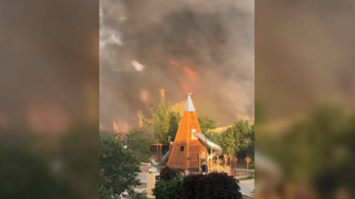 Khói lửa bao trùm nhà thờ ở Derbent, vùng Dagestan, miền Nam Nga, ngày 23/6. (Ảnh: RT)