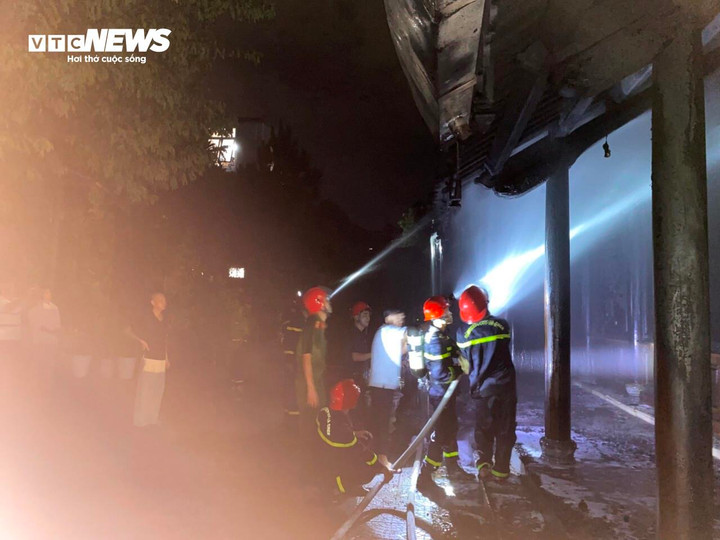 Lực lượng chức năng vất vả khống chế đám cháy tại chùa Thuyền Lâm. (Ảnh: CACC)