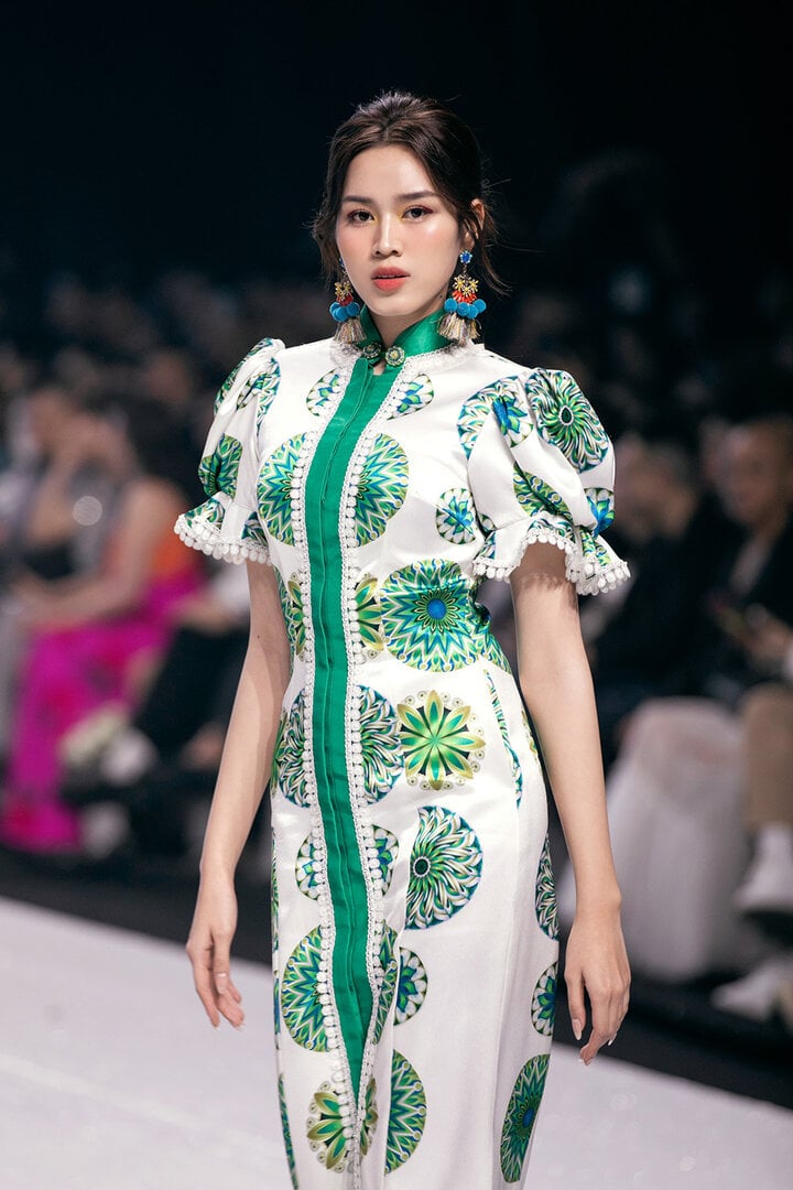 Hoa hậu Đỗ Thị Hà mở màn bộ sưu tập mang tên "Tơ hồng" của NTK Thủy Nguyễn.