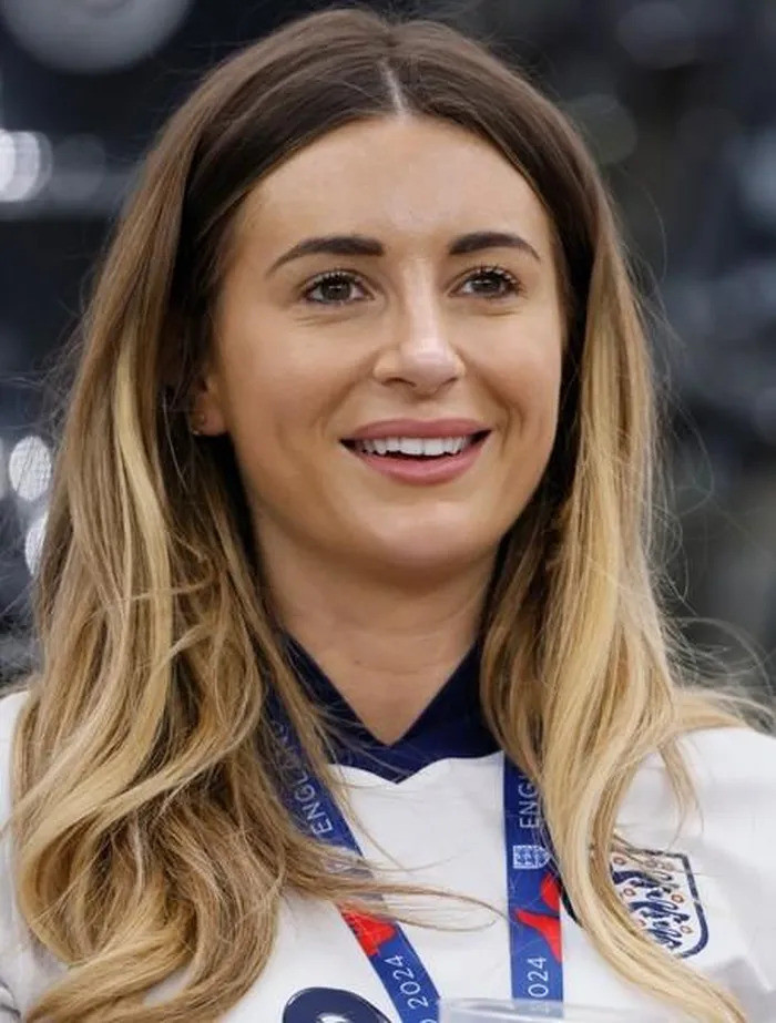 Dani Dyer đến Đức cổ vũ cho Jarrod Bowen và Tam Sư thi đấu. Người đẹp sinh năm 1996 không ngại chi số tiền lớn cho hành trình tại EURO lần này.