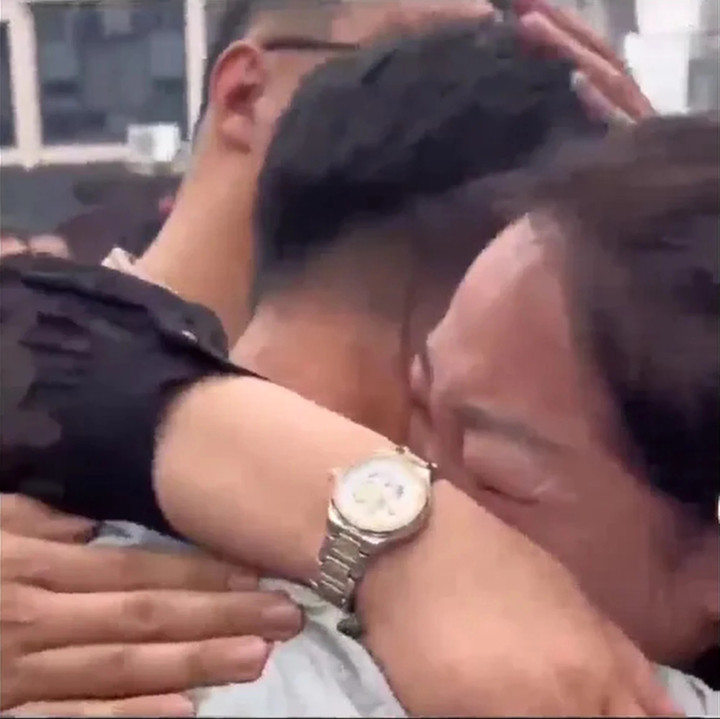 Cuộc hội ngộ đầy nước mắt của gia đình Zhang. (Ảnh: QQ.com)