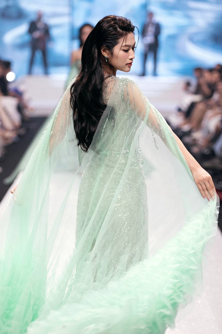 Hoa hậu Thiên Ân mở màn bộ sưu tập "Sương mai" của NTK Lê Ngọc Lâm. Nàng hậu gây chú ý với nhan sắc lộng lẫy.