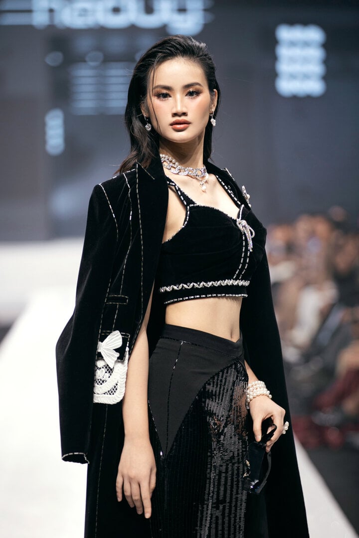 Mở màn bộ sưu tập của NTK Hà Duy tại Vietnam Beauty Fashion Fest (VBFF), Hoa hậu Ý Nhi gây chú ý với nhan sắc nổi bật cùng thần thái sang chảnh. Đây là lần đầu nàng hậu trở lại sàn diễn sau thời gian hơn nửa năm sang Australia du học.