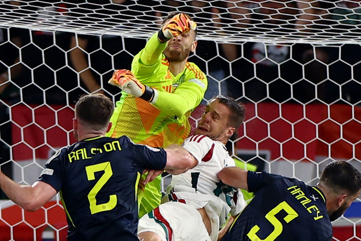 Mặt của tiền đạo Hungary biến dạng sau cú va chạm. (Ảnh: Reuters)