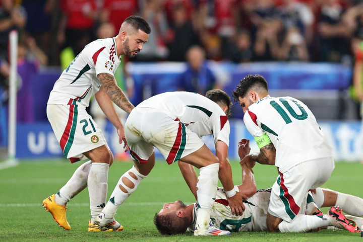 Varga nằm bất động trên sân. (Ảnh: Reuters)