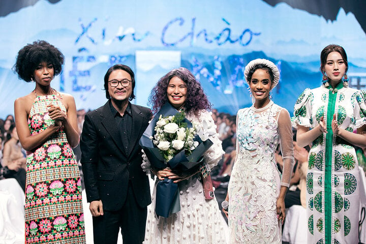 Ở phần kết màn trình diễn, Toni Ann Singh - Hoa hậu Thế giới 2019 gây ấn tượng khi xuất hiện trong tà áo dài Việt Nam, thể hiện ca khúc "Hello Việt Nam".