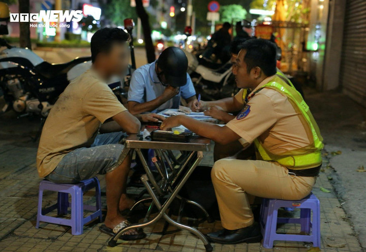 Anh N. bị CSGT lập biên bản xử phạt 7 triệu đồng vì có nồng độ cồn 0,792mg/lít khí thở.