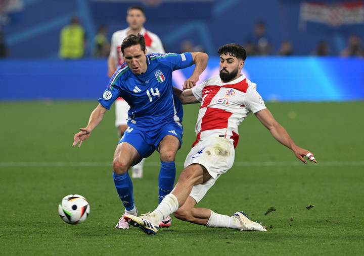 Sau bàn thua, Italy tràn lên tấn công với 5 tiền đạo.