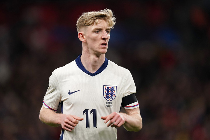 Anthony Gordon không góp mặt phút nào trong trận hòa 1-1 trước Đan Mạch.