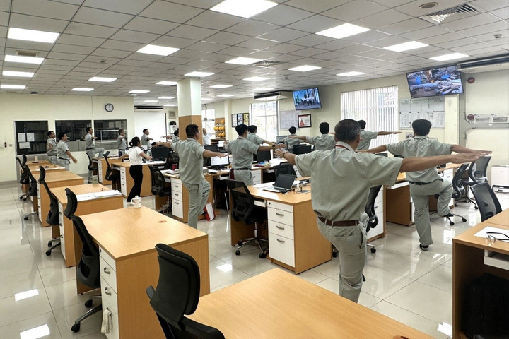 Nhân viên khối văn phòng tại nhà máy Ajinomoto Long Thành tập thể dục giữa giờ.